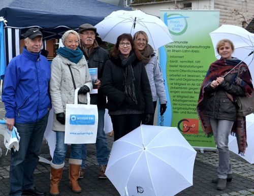 Foto der Gleichstellungsbeauftragten des Rhein-Lahn-Kreises und ihrer VG-Kolleginnen sowie Mitglieder des WEISSEN RINGs Rhein-Lahn